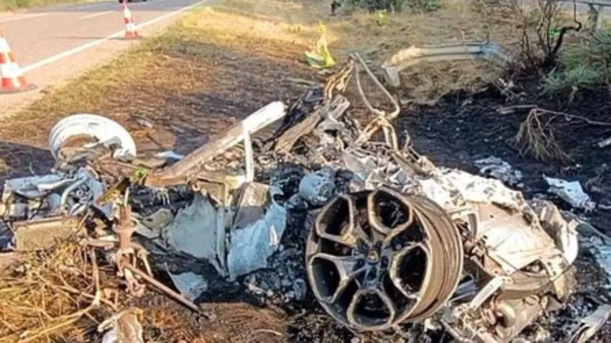 Imagine cu ceea ce a mai rămas din vehiculul Lamborghini condus de Diogo Jota. În fotografie se vede doar una dintre roți și mai multe resturi