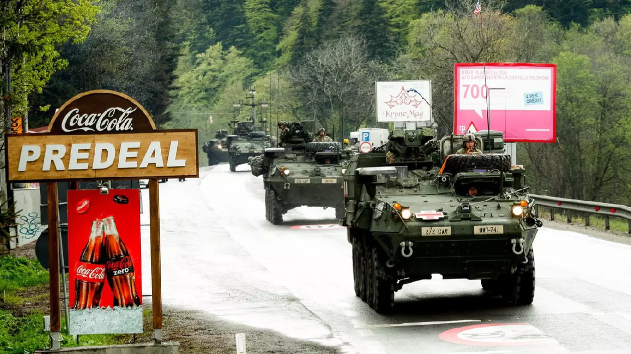 O coloană formată din aproximativ 80 de transportoare blindate de trupe, tancuri, vehicule militare și 400 de militari din Batalionul 2 al Regimentului 2 Cavalerie al Armatei SUA la Predeal- 13 mai 2015,