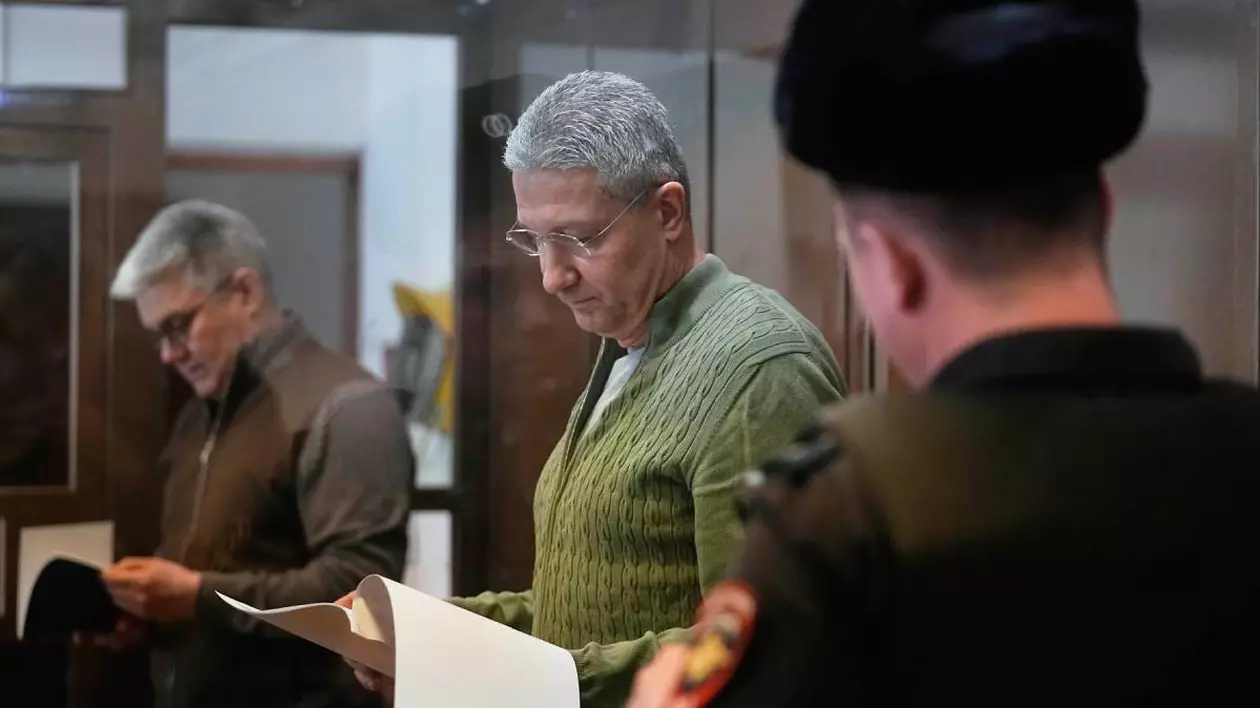 Timur Ivanov în sala de judecată, în timp ce era audiat în cazul procesului său pentru corupție, bărbatul poartă un pulover verde.