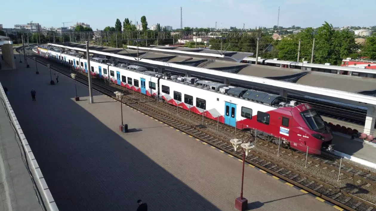 Un tren Intercity intră în gada București Nord, iunie 2025