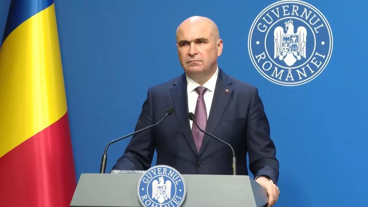 Ilie Bolojan vorbește de la pupitru în Palatul Victorie la o conferință de presă