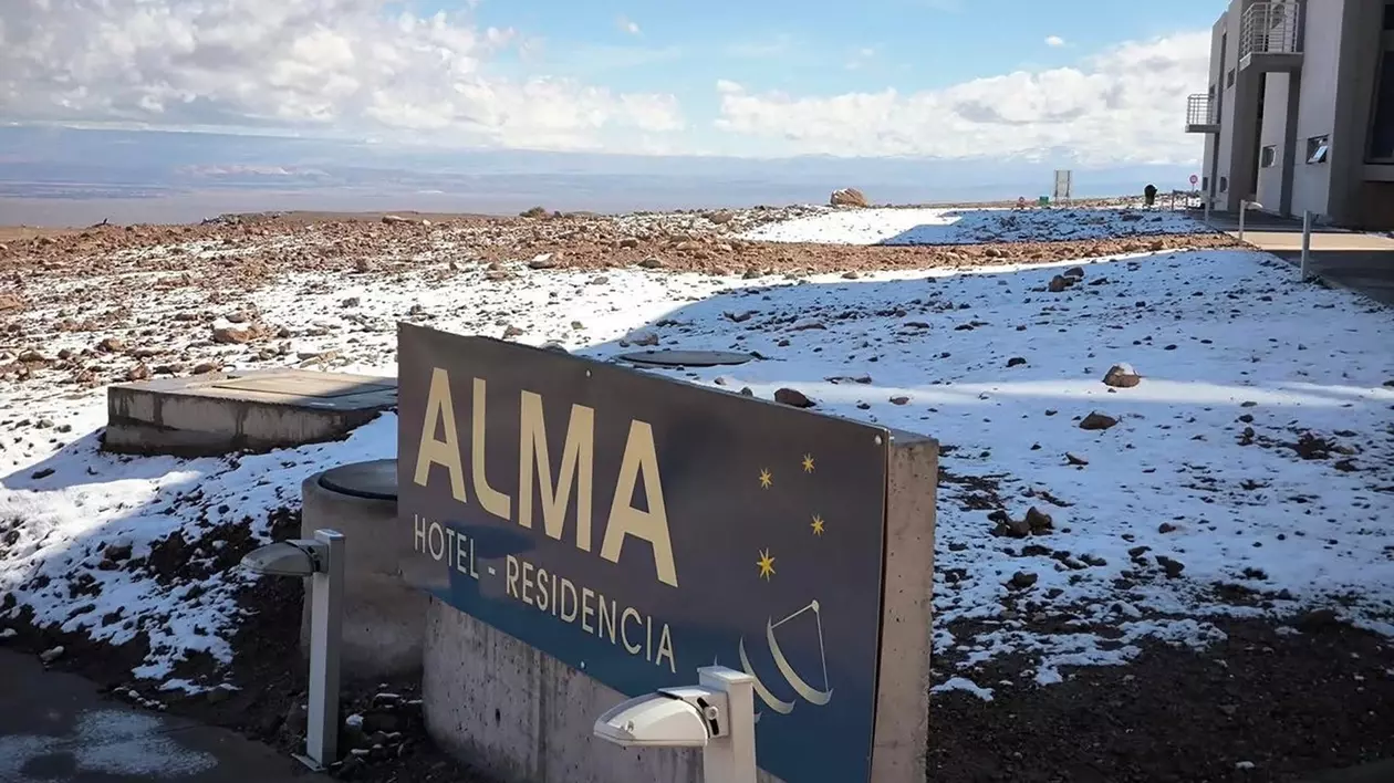 Imagine cu zăpada care s-a depus în deșertul Atacama, în zona Centrului de Suport Operațional ALMA
