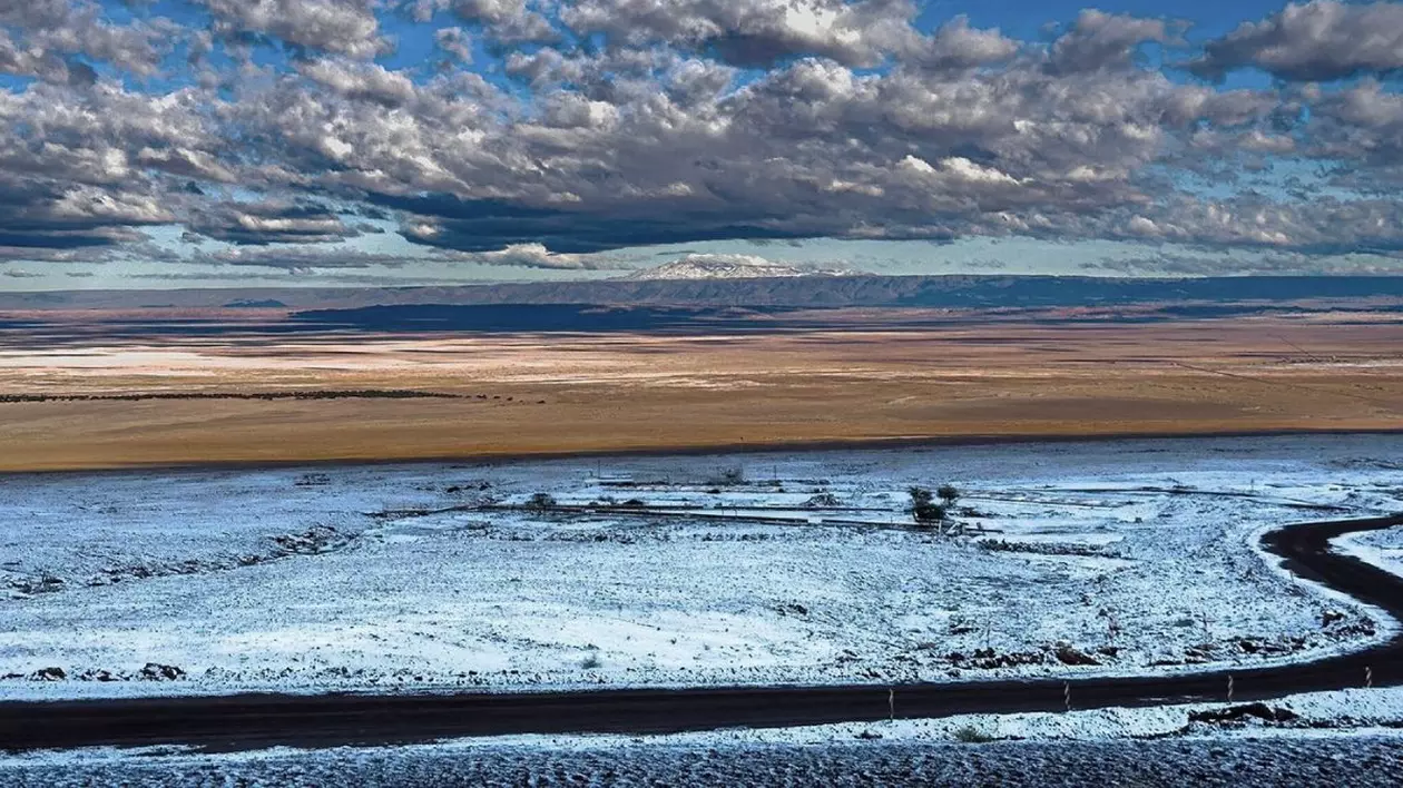 Această fotografie distribuită de Observatorul ALMA din deșertul Atacama arată ninsoarea de la răsărit, un fenomen care nu s-a mai produs de 10 ani, în Atacama, nordul Chile, pe 26 iunie 2025.