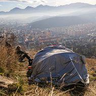 Povestea ciudată a lui Costică. Și-a pierdut casa într-un divorț complicat și de atunci locuiește într-un cort, pe Dealul Melcilor din Brașov