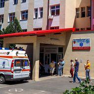 Un sibian infectat cu COVID, pus să aștepte ore în șir în curtea spitalului: „Am stat în picioare 12 ore. Nu primești nici măcar un pahar cu apă”