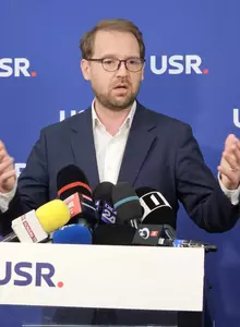 Dominic Fritz se luptă cu întrebările pentru cetățenia română: „Enumerați două compoziții ale lui George Enescu. Ce știți despre Steaua?”