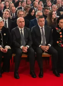 Ilie Bolojan și Sorin Grindeanu s-au ignorat reciproc în Catedrala Mântuirii Neamului după scandalurile din coaliție. Au fost așezați unul lângă altul