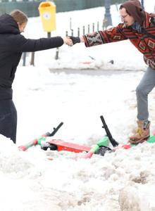 Trotuarele din București, blocate de nămeți și bălți. Oamenii fac slalom printre troiene