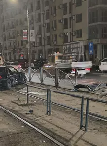 Un BMW a intrat pe șina tramvaiului 41 din București, lângă Podul Grant, după ce a rupt gardul de protecție