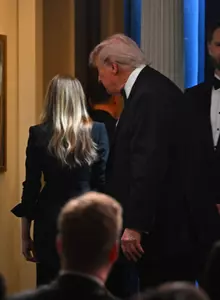 Focuri de armă la Dineul Corespondenților de la Casa Albă. Donald Trump s-a împiedicat de Melania, când era evacuat de urgență