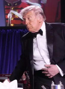 Momentul în care Donald Trump este evacuat de agenții Secret Service după împușcăturile din hotelul Washington Hilton, la Cina Asociației Corespondenților de la Casa Albă