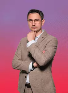 5 stiri by Libertatea – Comunicarea nonverbală. Ce cărți are în mână Nicușor Dan pentru formarea unui nou guvern?