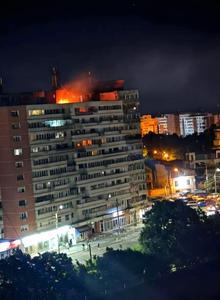 Momentul în care drona rusească se prăbușește pe un bloc de locuințe din Galați: „Am văzut-o din balcon când a trecut, am văzut lumina exploziei”