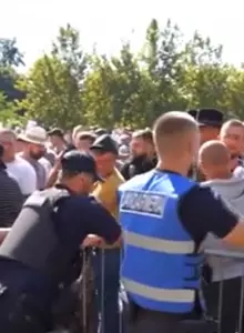 Violențe la protestul fermierilor, în fața sediului ANSVSA. Ce s-a stabilit la discuțiile cu Guvernul. Tanczos Barna anunță că se vor lua măsuri în privința conducerii ANSVSA