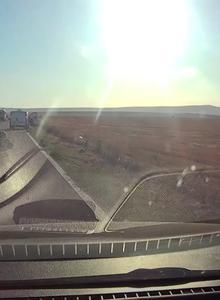 Un copil a căzut dintr-o dubă pe o şosea din judeţul Tulcea și era să fie lovit de un TIR de pe sensul opus