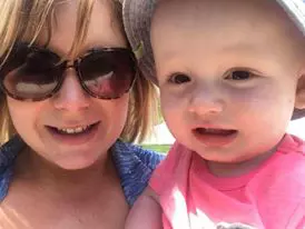 Holy alături de mama ei (foto Facebook Gemma Alcock)