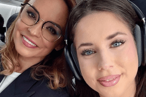 Wow! Fiica Andreei Marin, decolteu îndrăzneț pe covorul roșu! Violeta a devenit o femeie superbă: rochie decoltată, machiaj de seară, bucle și atitudi...
