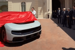 Noul Ferrari Luce, primul model full-electric din istoria mărcii italiene, a fost dezvăluit în prezența președintelui Italiei