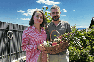 Povestea cuplului care a renunțat la oraș pentru o casă cu grădină și fântână: „Ne lipsea atmosfera cu care am crescut“