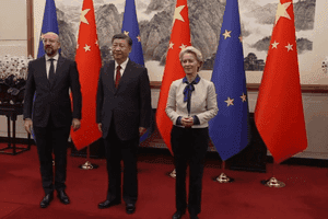 Ce va alege UE între zâmbetul mieros al chinezilor și ostilitatea lui Trump. „Nu cred prea mult în acest scenariu”