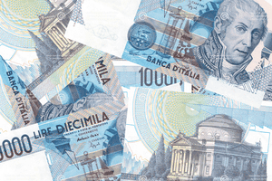 A găsit 2 miliarde de lire italiene puse la saltea de unchiul decedat. Banca refuză să le primească