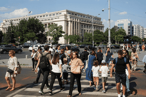 România, între neîncredere și conspiraționism. Expert: „Instituțiile slabe și analfabetismul funcțional amplifică tensiunile”