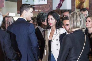 The gesture made by Ronaldo after he and his girlfriend were forced to wait 40 minutes at the restaurant. "The customers were all shocked"