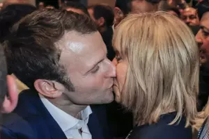 Oh, la la!!! Brigitte Macron lovește din nou! Ținuta ei i-a pus pe jar pe criticii de modă, iar comentariile au curs după ce Prima Doamnă a Franței a ...