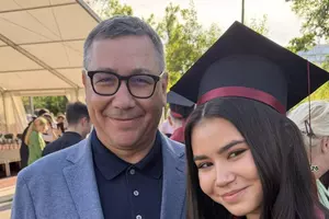 Daciana și Victor Ponta, din nou ca o familie la absolvirea Irinei! Wow, cum s-a îmbrăcat Daciana la festivitate și la întâlnirea cu fostul soț! Surio...