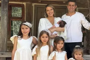 Ultima oră! Gata, a arătat-o pe micuța Nina, după ce a botezat-o, iar lumea a rămas mască! Toate pozele de la botezul fiicei Laurei Cosoi. Potop de ve...