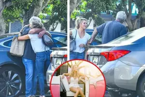 Îl știi pe uriașul actor?  A dat cu piciorul unui mariaj de 38 de ani pentru femeia din imagine. S-a căsătorit imediat după divorț și e amorezat-lulea...