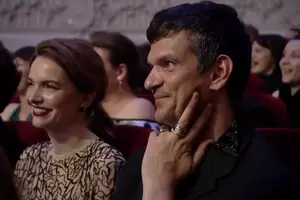 Tudor Chirilă și iubita lui, tandri și eleganți, în public! Iulia Mîzgan “a stins lumina” efectiv. Ce rochie, ce look, ce atitudine! Ce i-a spus Tudor...