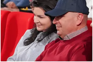 Iubita lui Ilie Bolojan, îngerul din umbră. Când toți îl atacă, ea îl susține. Ce informații au apărut despre misterioasa Ioana Fâșie. Imagini rare, d...