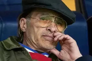 Are 59 de ani acum și a rămas doar o umbră din bărbatul care cucerea femeile din orice încăpere în care intra. Acum, oricine îl vede pe stradă nu îl mai recunoaște