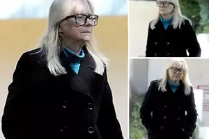 A fost una dintre cele mai frumoase și mai cunoscute femei, dar s-a retras din viața mondenă. Fotografii au surprins-o pe stradă, la plimbare cu cățelul! Îți dai seama cine e?