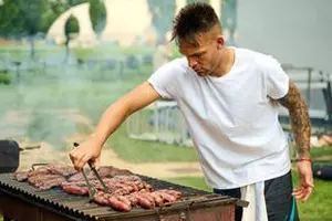 Au sfârâit grătarele » Chivu, distracție pe stil  câmpenesc românesc cu peste 500 de angajați