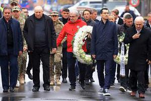 Criticat pentru că s-a îmbrăcat în roșu la înmormântarea lui Emeric Ienei, Mihai Stoichiță a explicat ce a dorit: „Despre asta era vorba”