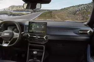 Mașina comunistă va avea un nou model după o pauză de 50 de ani » Au copiat Dacia: imagini în premieră