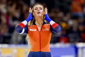 O bustieră de... 1 milion de dolari! O strategie de marketing incredibilă: „De ce se descheie?”