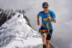 A escaladat Everestul în 9 ore și 55 de minute. De ce nu vor să-i ia recordul în calcul