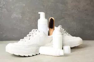 De ce se îngălbenesc tălpile albe ale adidașilor?