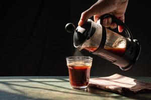 Cum se face cafeaua la presa franceză – cum funcționează și care sunt avantajele