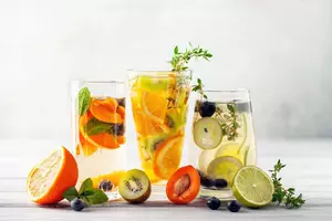 Combinaţii răcoritoare de apă cu fructe şi plante aromatice pentru vară