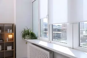 Cum blochezi căldura de la geamuri vara. Soluții simple și ieftine