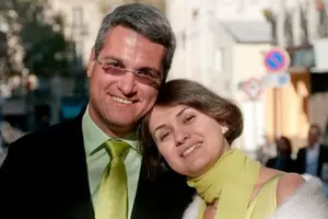 Cine e femeia care „îl întreține” pe Dragoș Pîslaru. Povestea discretei soții care câștigă de trei ori mai bine decât politicianul, mâna forte a famil...