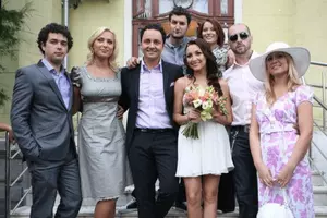 Azi, Andra și Măruță, 18 ani de la nunta cu sute de vedete! Imagini de la nunta cu 800 de invitați, care a paralizat orașul Târgu Jiu. Din poza aceast...