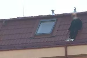 Momentul în care tânărul din București s-a aruncat în gol de pe acoperiş. Fosta iubită a asistat la scenă