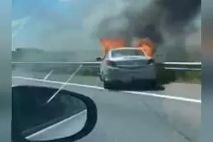 Un Opel Astra a luat foc în mers şi a rămas fără frâne pe autostrada A1. Șoferul și o fată de 17 ani au sărit din mașină