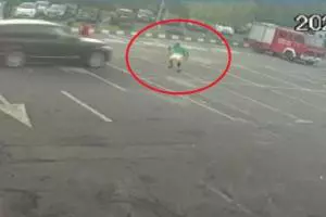 Momentul teribil în care angajatul unei spălătorii este spulberat intenționat cu mașina, în parcarea unui mall din București