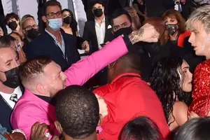 Violenţă pe covorul roşu la gala MTV Awards! Vedeta care a sărit la bătaie dintr-un motiv absurd. Cei prezenţi au început să ţipe | VIDEO